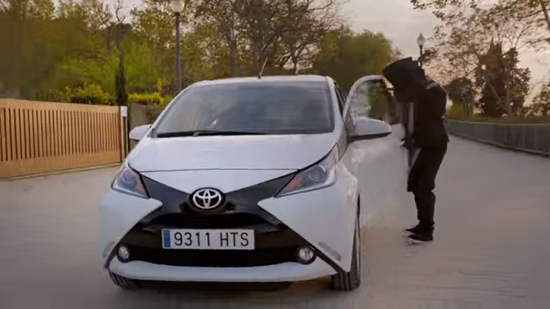 ‘Ma’ lái xe Toyota giữa ban ngày